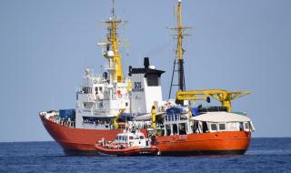 Италия отново отказа да приеме кораб с бежанци