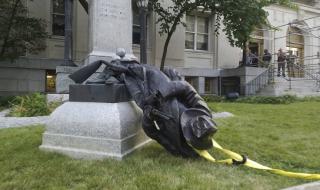 В САЩ събориха статуя на Конфедерацията (ВИДЕО)