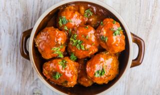 Арестуваха крадец на кюфтета заради червен сос по лицето