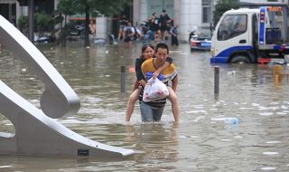 Потоп удари Китай! 200 000 души са евакуирани (ВИДЕО)