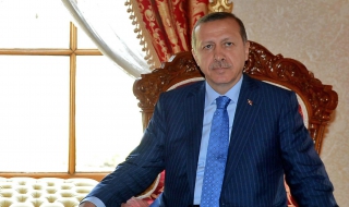 Реджеп Ердоган носи секретни документи на президента Абдула Гюл