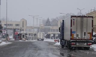 Гърция затвори границата за ТИР-ове заради снеговалеж