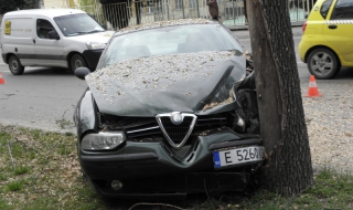 Кола се заби в дърво пред сградата на МВР в Благоевград