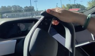 Видео с новия волан на Tesla поставя практичността му под въпрос 