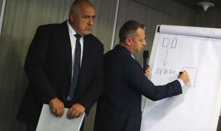 Делян Добрев твърди, че от началото на войната ни мамят с лев на литър гориво