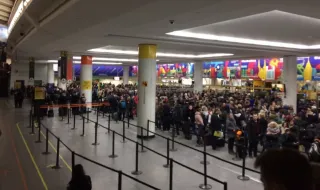 Срив на електронната системата забави проверките на летище JFK в Ню Йорк