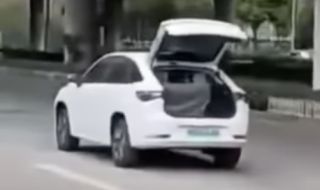 Батерията на електромобил падна по време на движение (ВИДЕО)