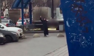 Жена с детска глава в ръце плаши с атентат метрото в Москва