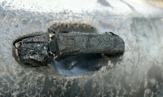 Разбиха и подпалиха кола в Карнобат