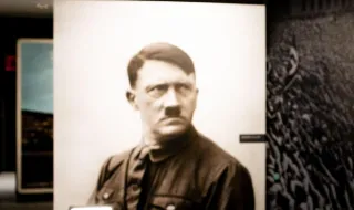 Пламъци погълнаха историческата резиденция на Хитлер в Бавария