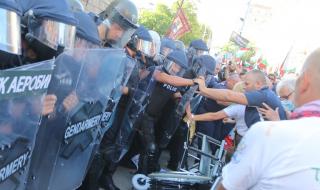 Жандармерията пръска с лютив спрей протестиращите