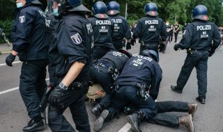 600 души бяха арестувани на протест в Германия срещу коронамерките