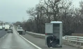 Химически тоалетни паднаха от камион на АМ „Тракия“