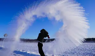 Ники Василковски показа как вряла вода замръзва във въздуха при -17 градуса (ВИДЕО)