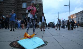 Блокадите на възлови кръстовища в София остават