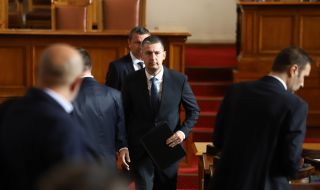 Депутатите успяха да се скарат още преди да са приели дневния си ред