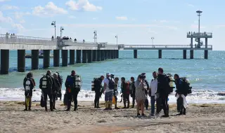 Водолази от цялата страна се включиха в почистването на морското дъно около Мостика в Бургас