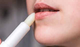 Как да предпазим устните си от напукване през зимата?
