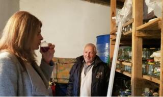 Десислава Радева пийна младо вино до границата със Сърбия