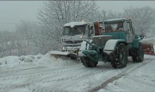 Сняг затрупа пътя Батак-Доспат, спират камионите