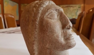 Уникална каменна глава от статуя на Аполон