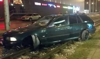 BMW спука гума и се натресе на трамвайни релси