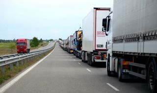 Два български камиона смаяха Полша