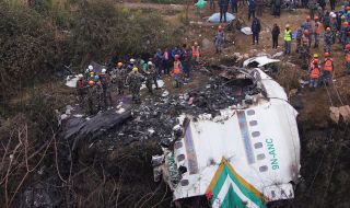 Пътник е заснел на живо самолетната катастрофа в Непал (ВИДЕО)