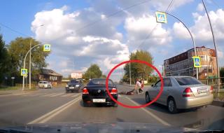 Шофьор влачи бавен пешеходец по асфалта (ВИДЕО)