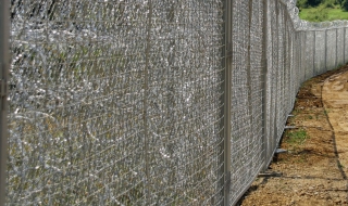 Оградата на границата ще се строи без обществена поръчка