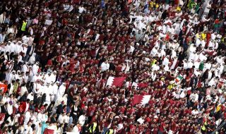 Голяма част от феновете на Катар напуснаха стадиона на полувремето