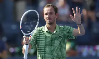 Медведев безапелационно елиминира Вавринка и продължава напред в Дубай