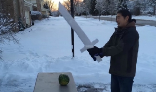 Мъж си направи леден меч (ВИДЕО)