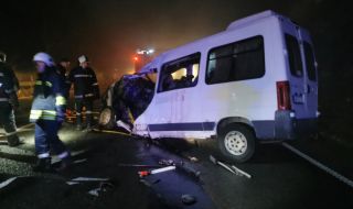 Мъж е с опасност за живота след катастрофата между бус с деца и ТИР