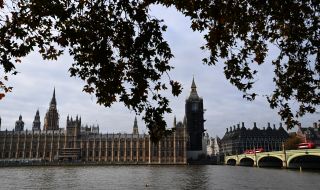 Великобритания ограничава втората работа на депутатите