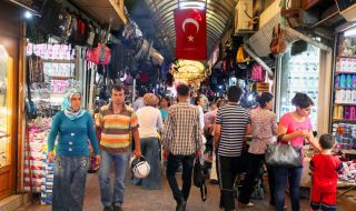 Драконовски мерки: Турция забрани ходенето на гости