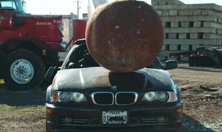 Как се унищожават коли с 4-тонна топка