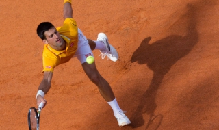 Джокович загуби първия сет, но победи Белучи