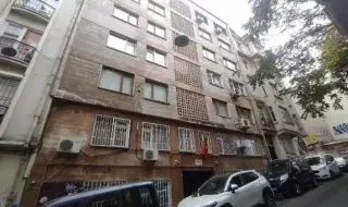 Известният писател Орхан Памук иска събаряне на сградата, в която живее