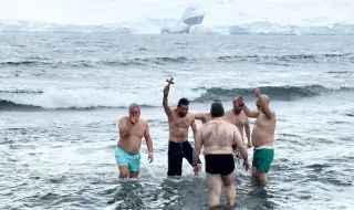 Александър Найденов извади кръста от ледените води на Антарктида