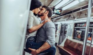 Безсрамна двойка се награби за секс в метрото (ВИДЕО)