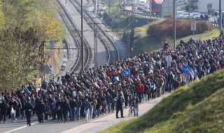 Блокирани в Босна и Херцеговина мигранти: "Не сме животни"