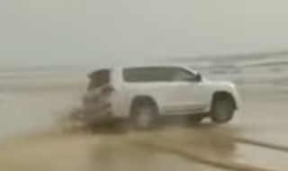 Land Cruiser показа защо не е добра идея да се „дрифти“ на плаж (ВИДЕО)