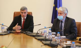 Премиерът Стефан Янев: Унизително е да получаваме информация за корупция отвън