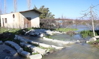 Най-малко петима загинали при наводнения в Южна Турция