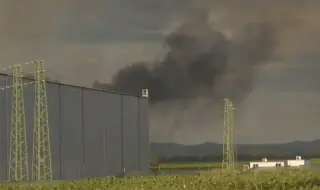 After the explosions near Elin Pelin: A logistics center of a large food chain caught fire **** At the scene of the expl