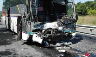 Тежка автобусна катастрофа край Добринище, петима ранени