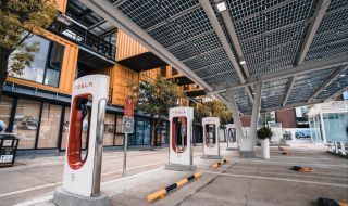 Tesla се похвали с 30 хиляди зарядни станции