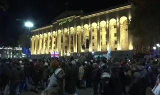 Водни оръдия разгониха протестиращите девета нощ в Тбилиси ВИДЕО