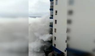 Огромни вълни отнесоха балкони в Тенерифе (ВИДЕО)